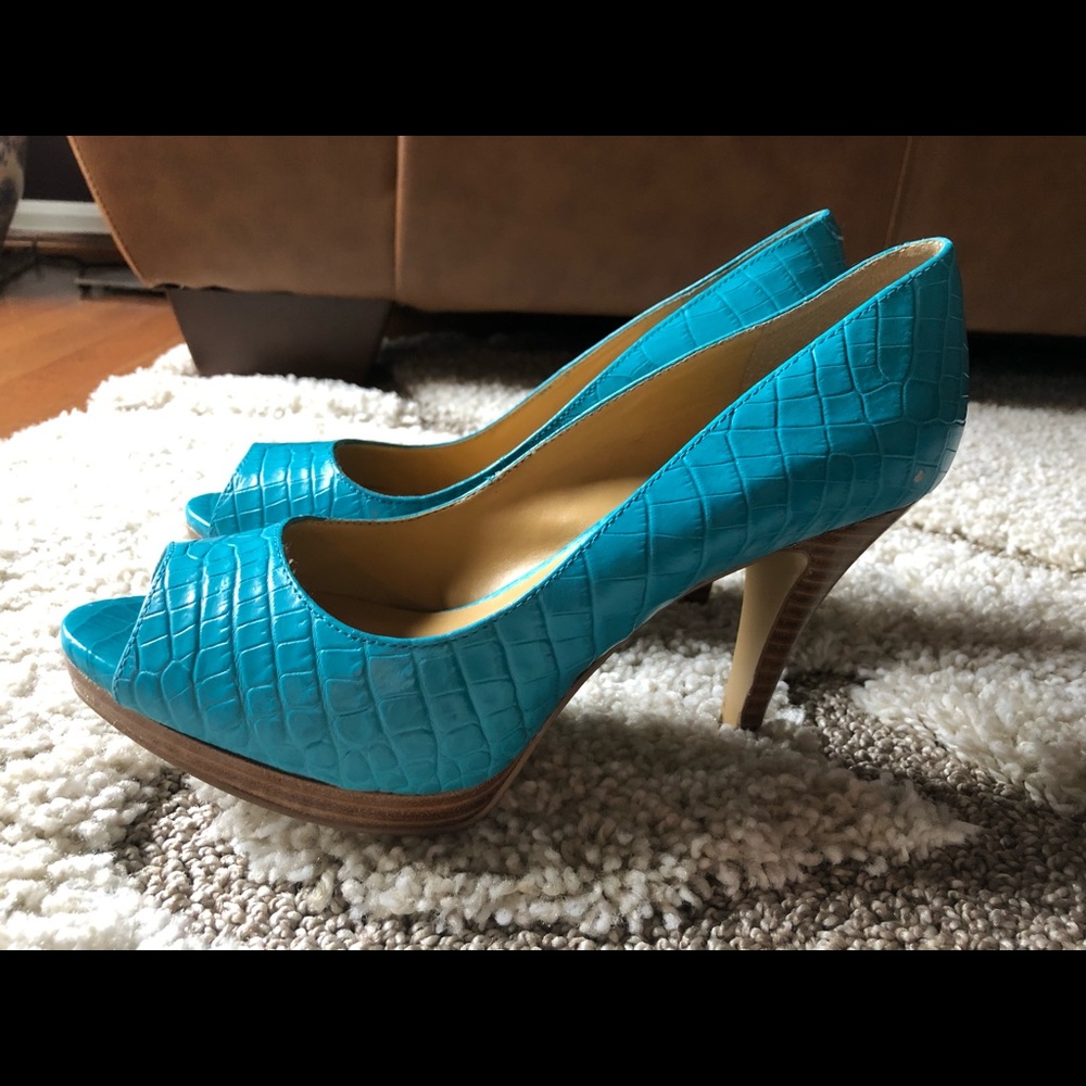 Love these shoes but they no longer fit me.